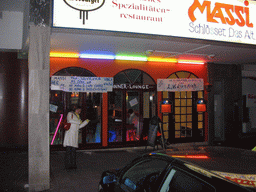 Miaomiao in front of the Massi restaurant at the Komphausbadstraße street, by night