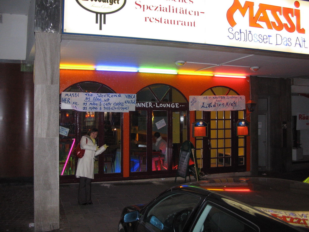 Miaomiao in front of the Massi restaurant at the Komphausbadstraße street, by night