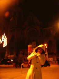Miaomiao in front of a church in the city center, by night