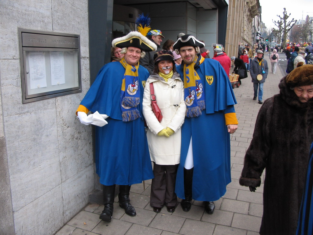 Miaomiao with face paint and people wearing 18th century costumes at the Theaterstraße street