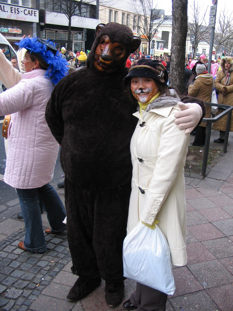 Miaomiao with face paint and a person wearing a bear costume at the Theaterstraße street