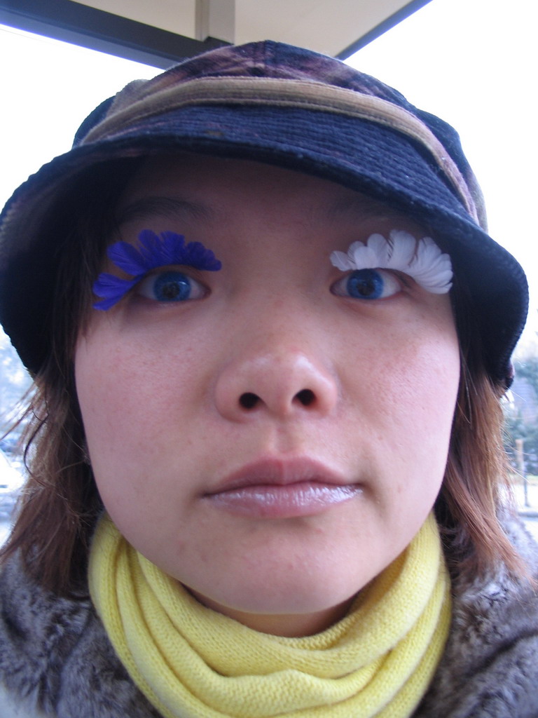 Miaomiao with fake eyelashes at the Buschhausen bus stop at the Kornelimünsterweg street