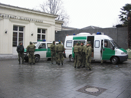 Police officers in front of the Elisenbrunnen building at the Friedrich-Wilhelm-Platz square