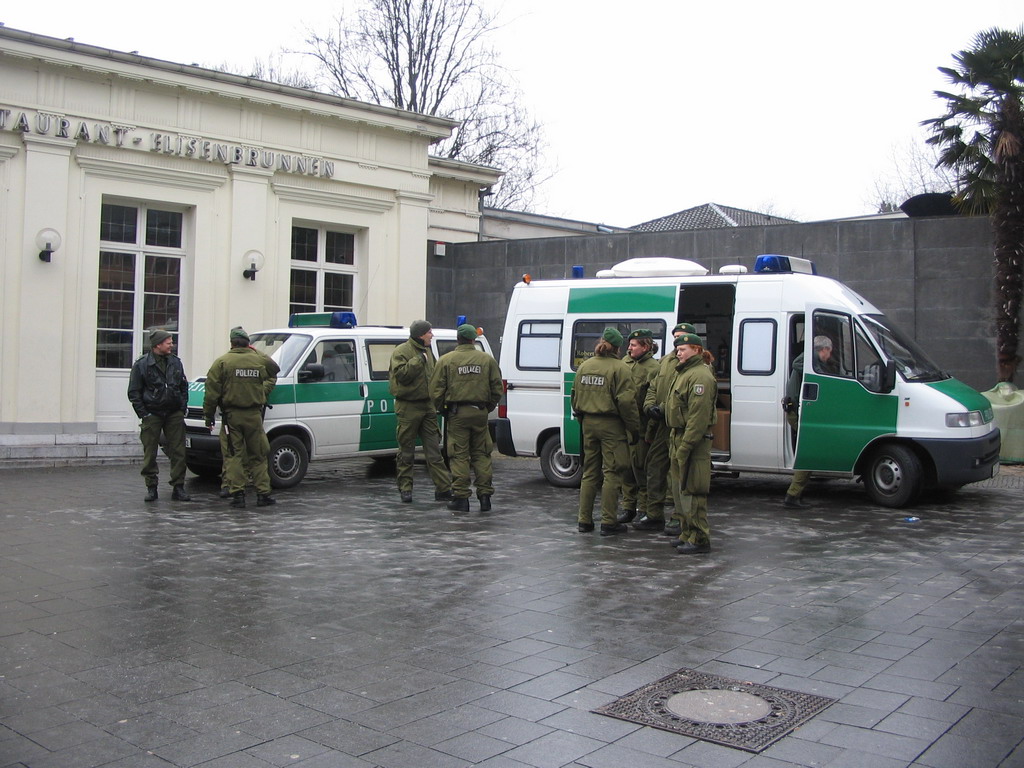 Police officers in front of the Elisenbrunnen building at the Friedrich-Wilhelm-Platz square