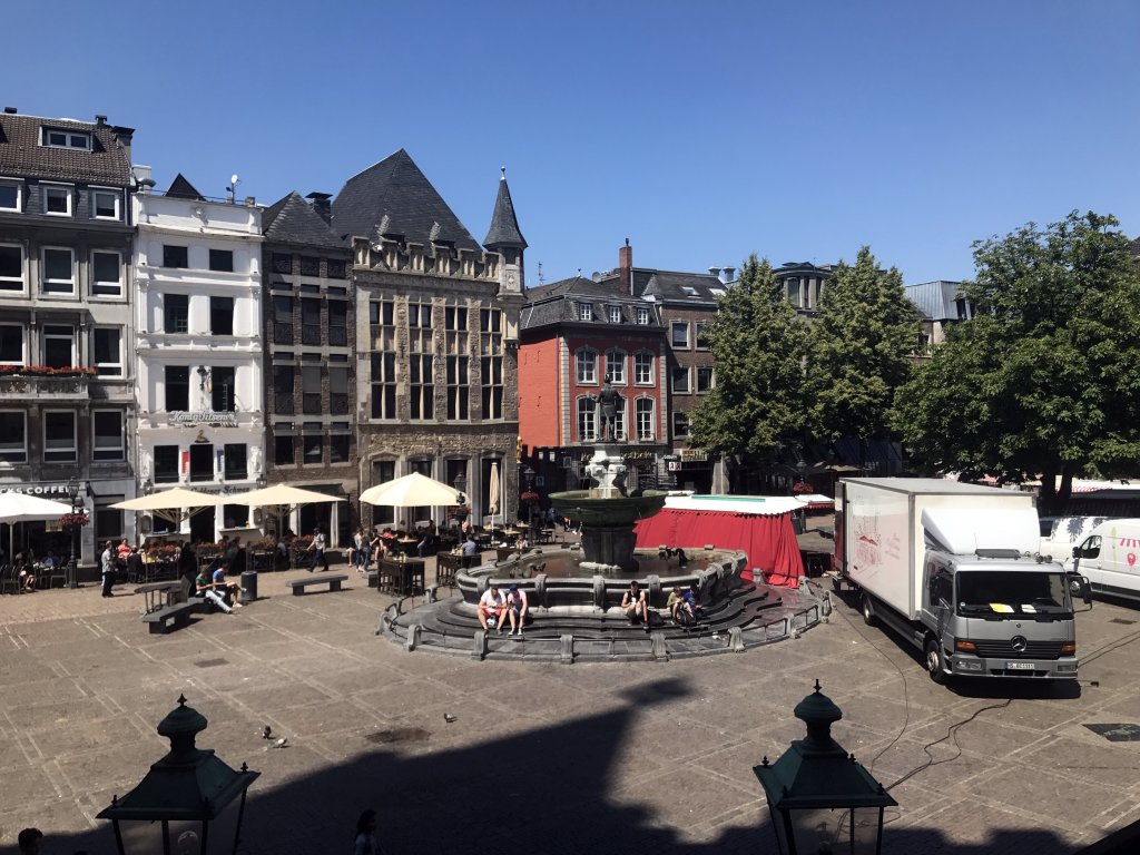The Markt square with the Karlsbrunnen fountain, viewed from the White Hall at the Ground Floor of the City Hall