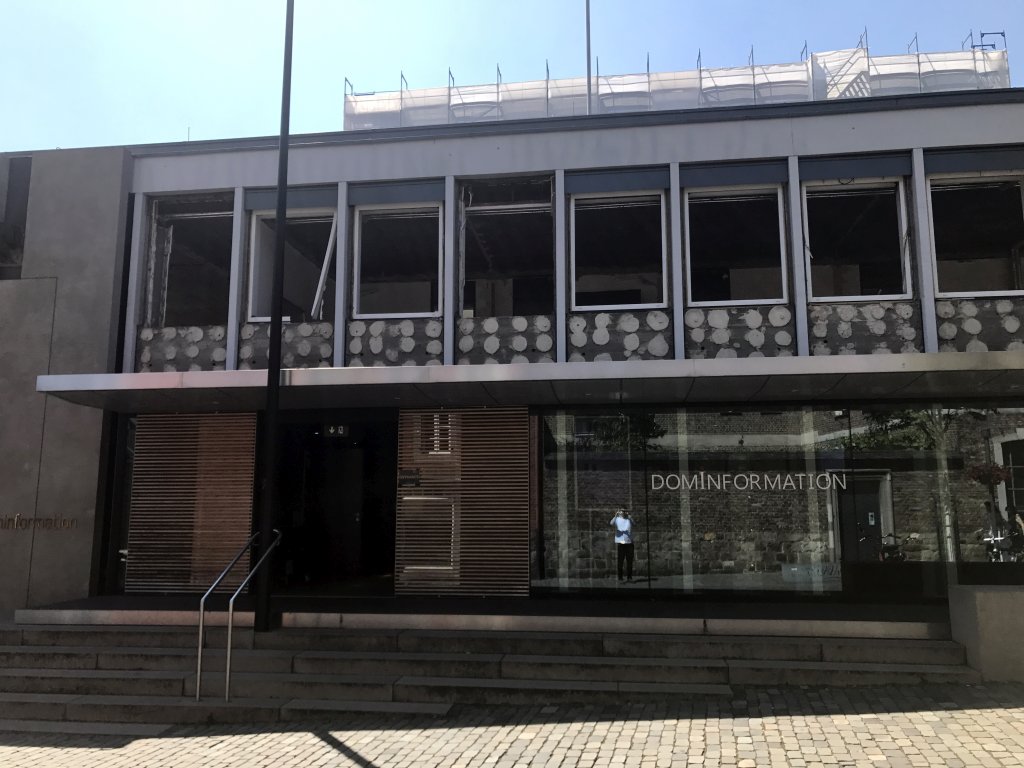 Front of the Dominformation tourist office at the Johannes-Paul-II.-Straße street