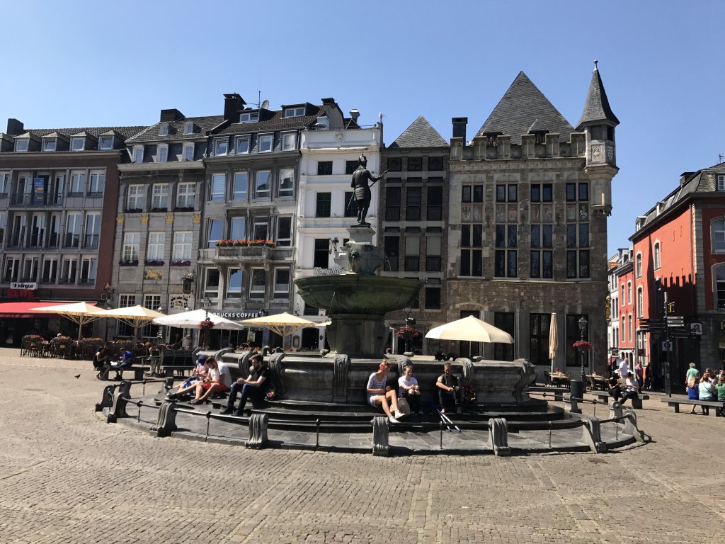 The Karlsbrunnen fountain at the Markt square