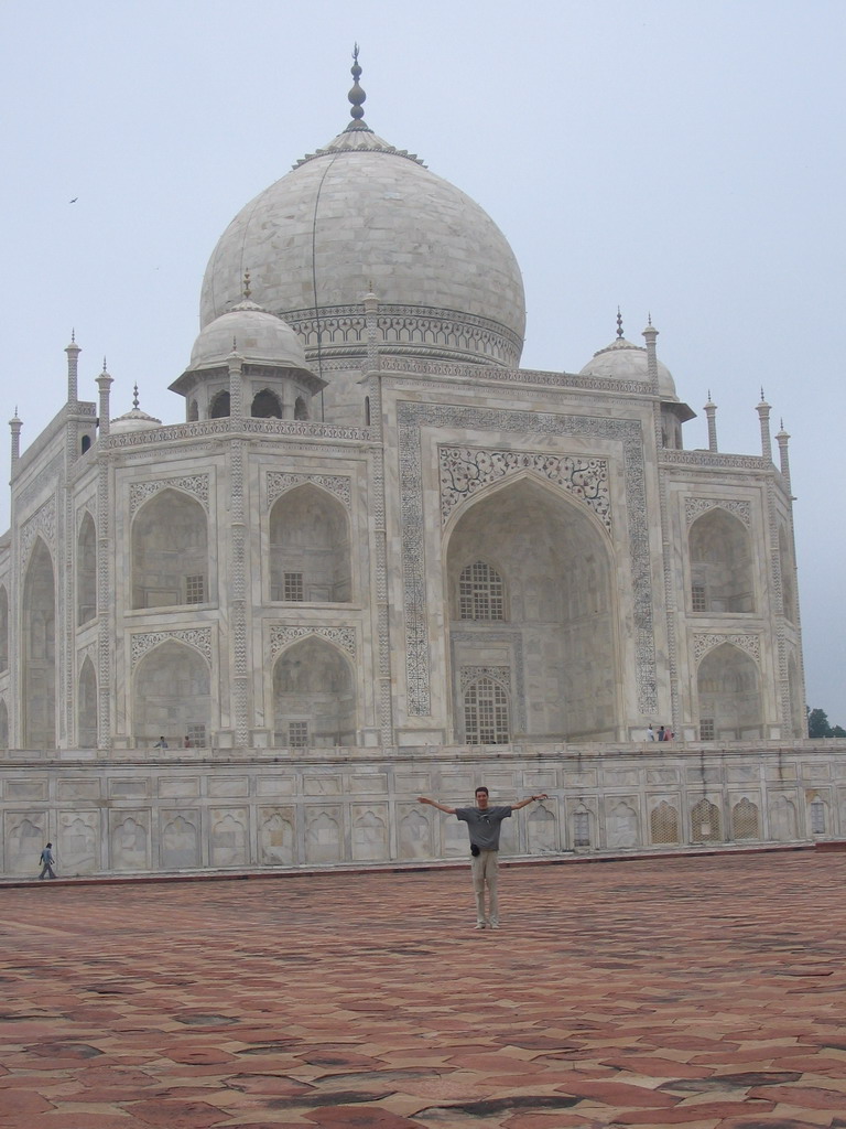 Tim at the left side of the Taj Mahal