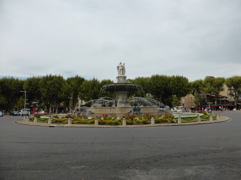 The Place de la Rotonde square with the Fontaine de la Rotonde fountain