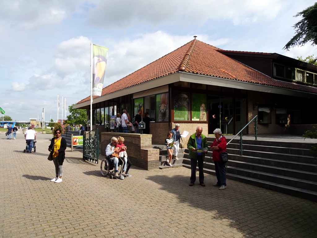 Entrance to the Vogelpark Avifauna zoo at the Hoorn street
