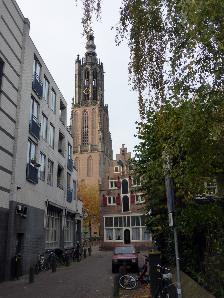 The Zwanenhalssteeg street with the De Klok brewery and the Onze Lieve Vrouwetoren tower
