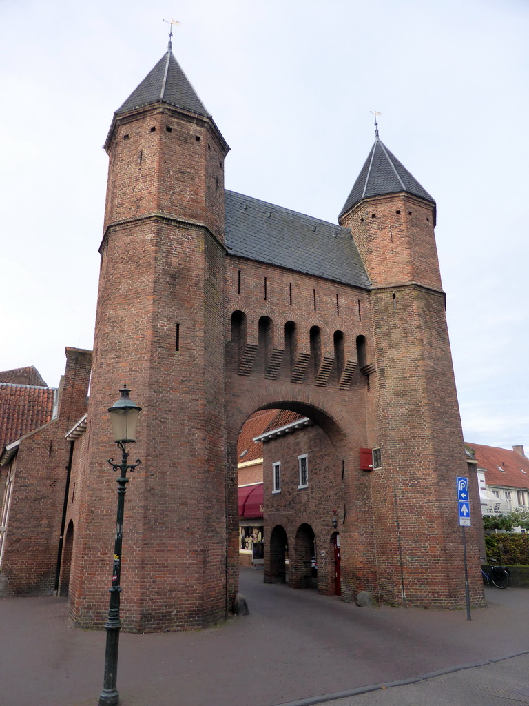 The east side of the Kamperbinnenpoort gate, viewed from the Zuidsingel street