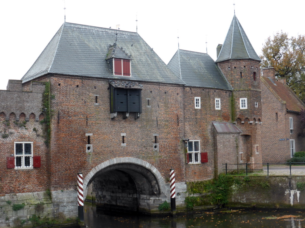 The Eem river and the center front of the Koppelpoort gate