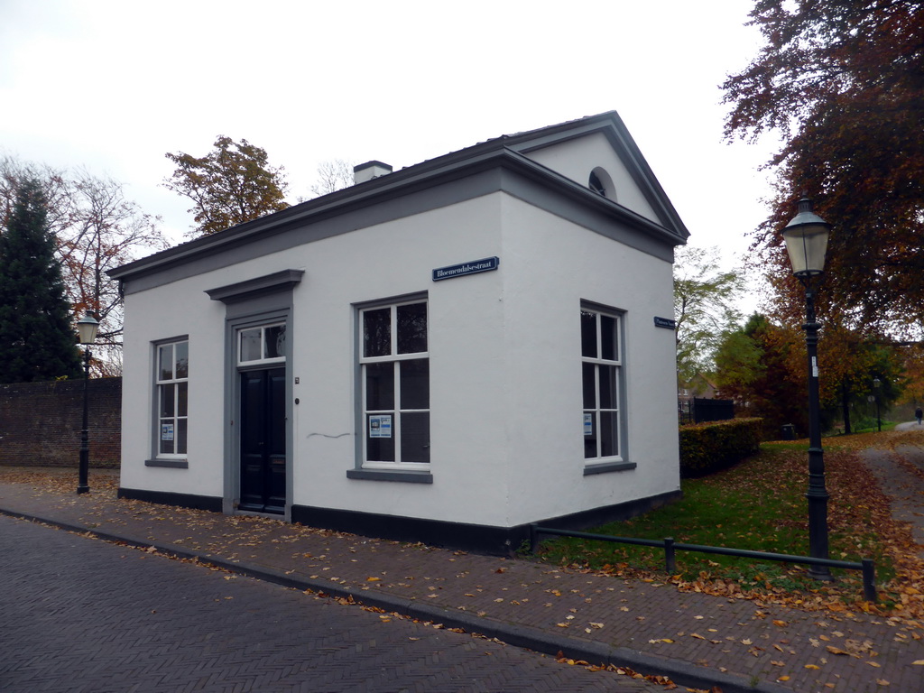 Small building at the crossing of the Bloemendalsestraat street and the Plantsoen Noord path