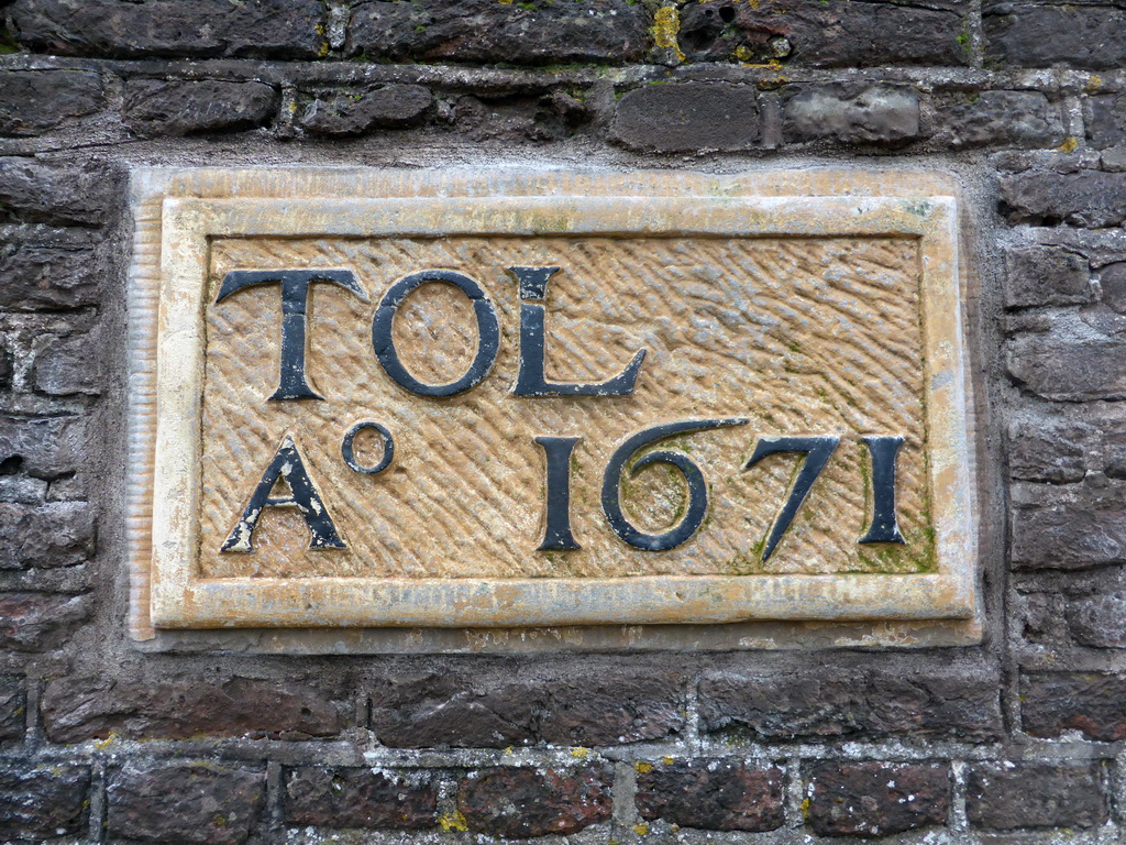 Stone in a wall at the crossing of the Bloemendalsestraat street and the Plantsoen Noord path