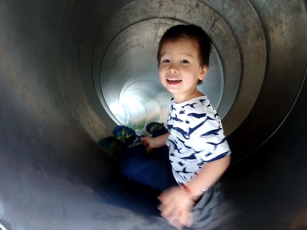 Max in the slide at the playground in the Snavelrijk aviary at the DierenPark Amersfoort zoo