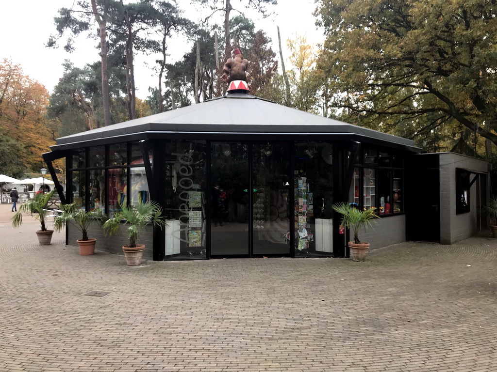 Front of the Apegoed souvenir shop at the DierenPark Amersfoort zoo