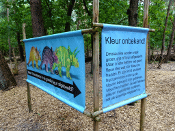 Explanation on the Triceratops colour at the DinoPark at the DierenPark Amersfoort zoo
