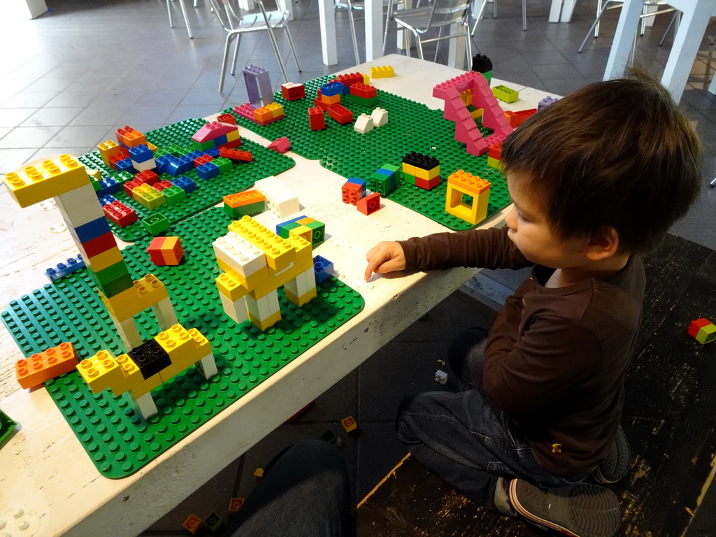 Max playing with Duplo at the Restaurant Buitenplaats at the DierenPark Amersfoort zoo