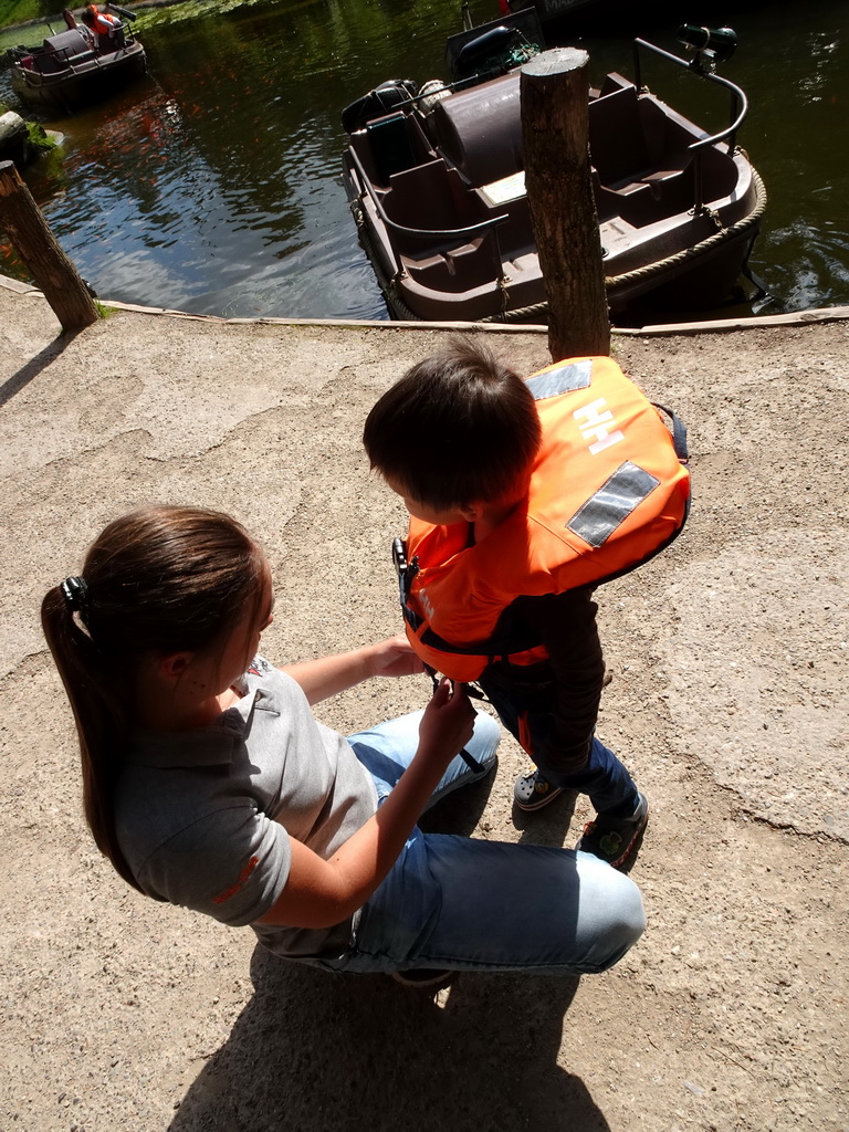 Max receiving a safety vest at the entrance of the Expedition River at the DierenPark Amersfoort zoo