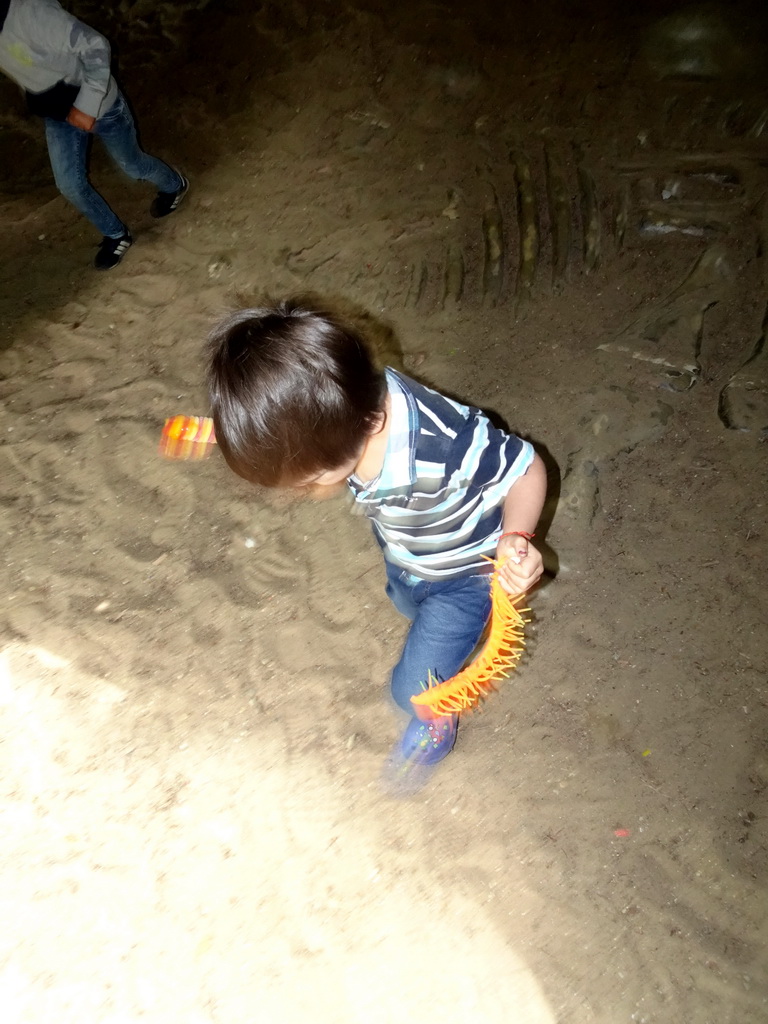 Max with an ice cream and a centipede toy at an excavation site at the DinoPark at the DierenPark Amersfoort zoo