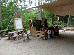 Children doing the Vliegende Vaart Quiz at the Bosbeek area at the DierenPark Amersfoort zoo