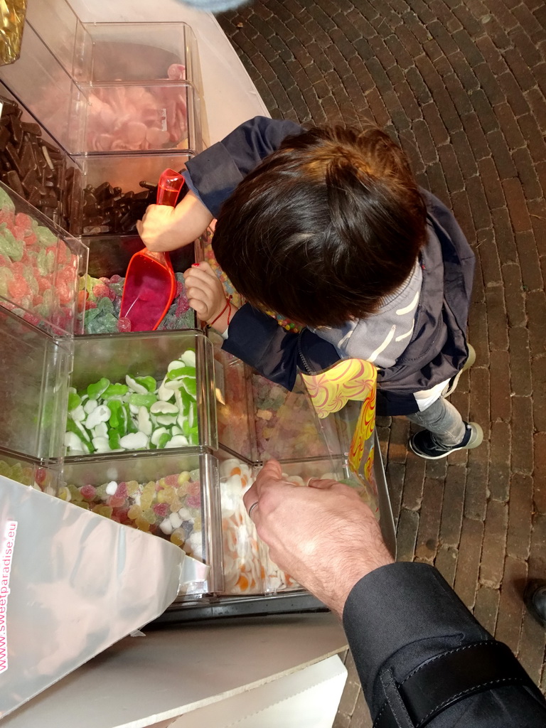 Max buying candies at the Apegoed souvenir shop at the DierenPark Amersfoort zoo