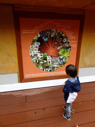 Max with information on the animal species at the Honderdduizend Dierenhuis building at the DierenPark Amersfoort zoo