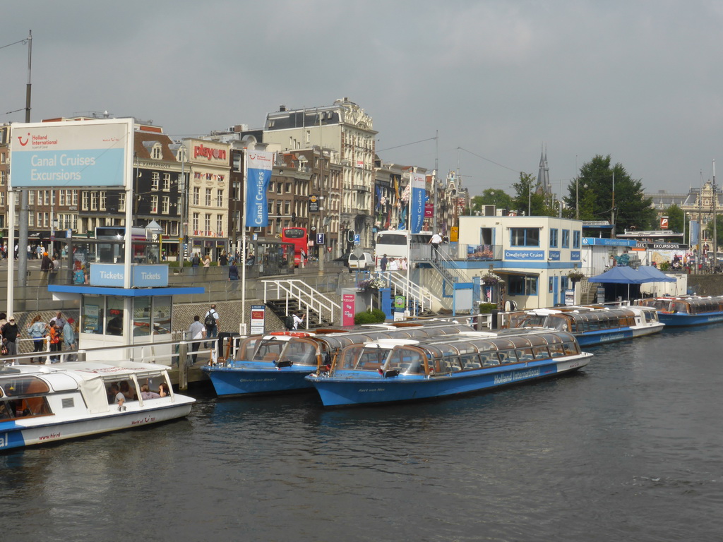 Boats in the Open Havenfront canal and the Prins Hendrikkade street