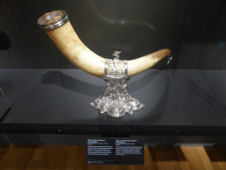 Horn of the Klovenier Guild of Amsterdam, attributed to Arent Corneliszoon Coster, with explanation, at Room 0.4 at the Ground Floor of the Rijksmuseum