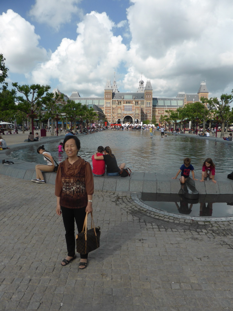 Miaomiao`s mother in front of the pond and the `I amsterdam` text at the southwest side of the Rijksmuseum at the Museumplein square