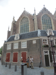 Street musicians in front of the Oude Kerk church at the Oudezijds Voorburgwal street