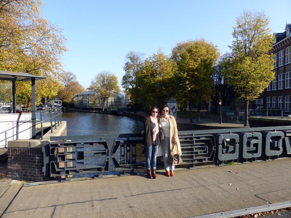 Miaomiao and Mengjin at the Hortusplantsoenbrug bridge over the Nieuwe Herengracht canal, with a view on the Hortus Botanicus Amsterdam botanical garden