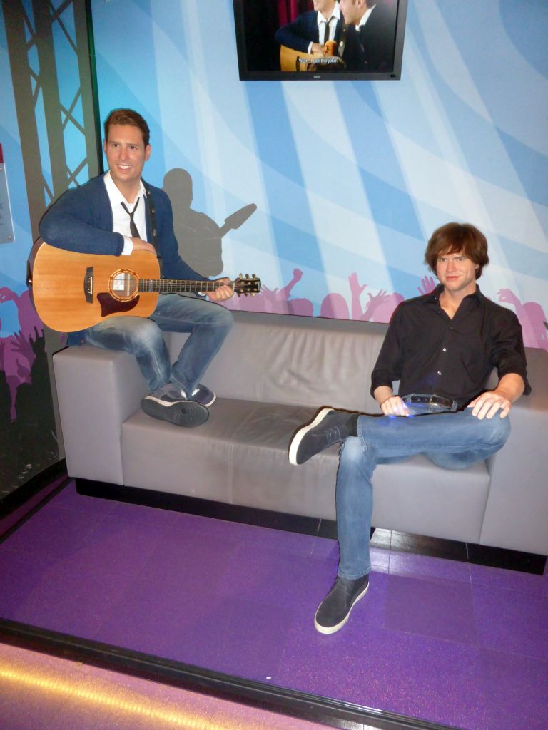 Wax statues of Nick Schilder en Simon Keizer at the Madame Tussauds museum