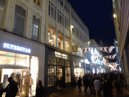The Kalverstraat shopping street, by night