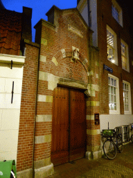 Gate to the Begijnhof court at the Gedempte Begijnensloot street, by night