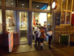 People in 17th century clothes, in front of Museum Het Rembrandthuis at the Jodenbreestraat street, by night