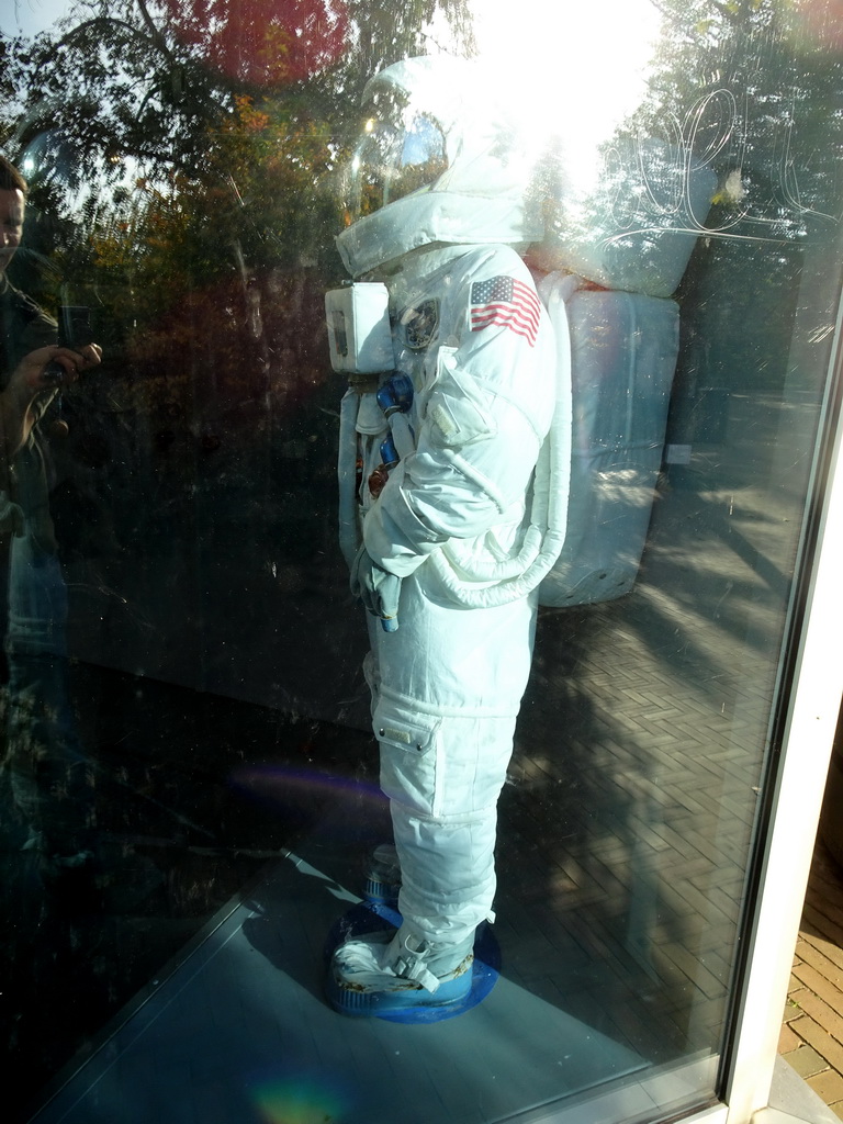 Astronaut costume in the window of the Planetarium of the Royal Artis Zoo