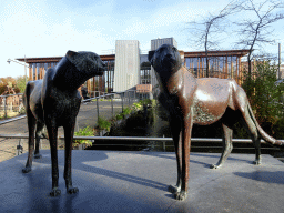 Statue of two Cheetahs in front of the Twee Cheetahs restaurant at the Royal Artis Zoo