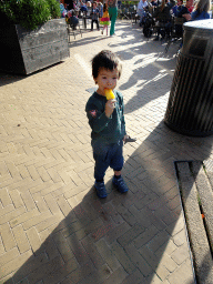 Max with an ice cream in front of the Twee Cheetahs restaurant at the Royal Artis Zoo