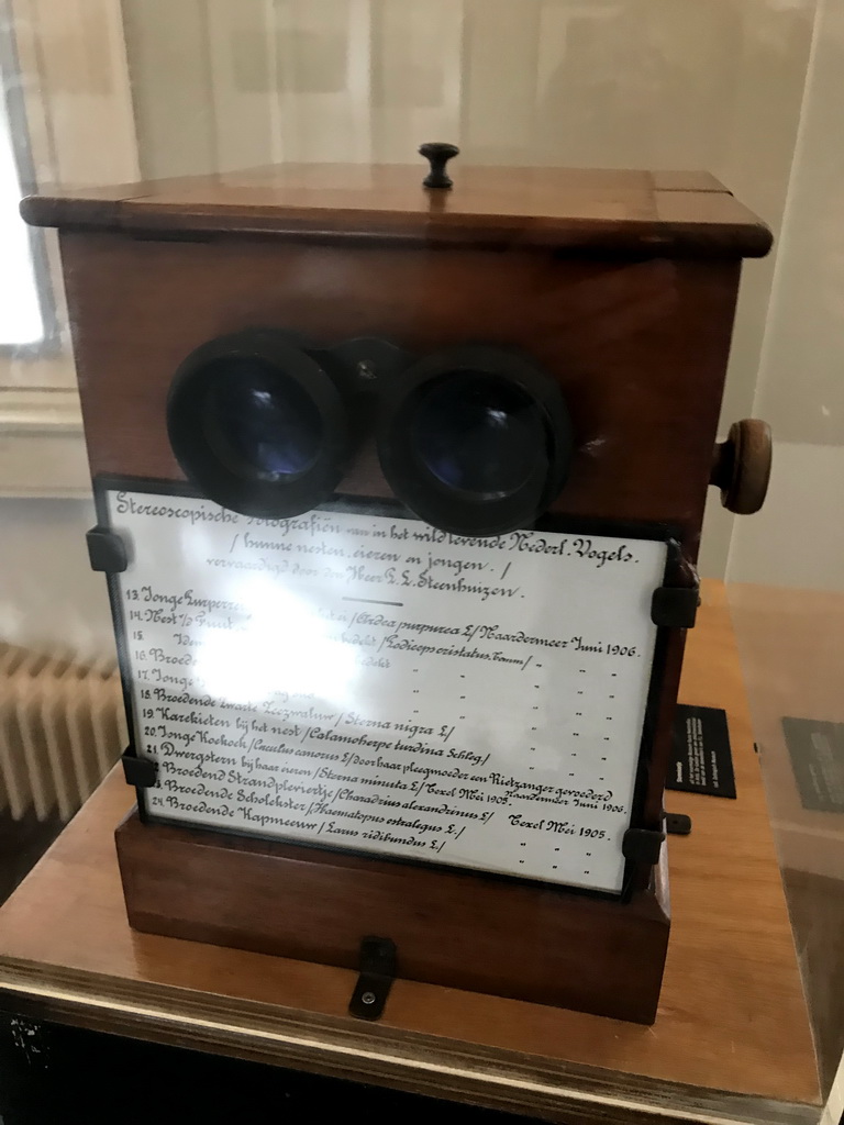 Old stereoscope at the Heimans Diorama exhibition at the Upper Floor of the Aquarium at the Royal Artis Zoo, with explanation