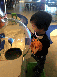 Max with a lightning globe at the Fenomena exhibition at the First Floor of the NEMO Science Museum