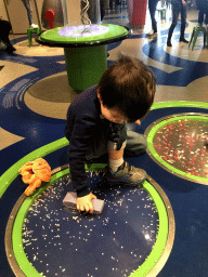 Max with a static electricity game at the Fenomena exhibition at the First Floor of the NEMO Science Museum