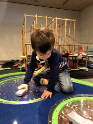 Max with a static electricity game at the Fenomena exhibition at the First Floor of the NEMO Science Museum