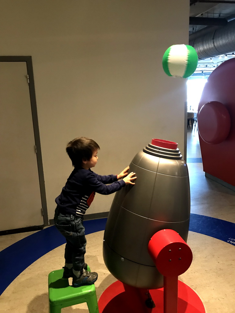 Max with a wind blower at the Fenomena exhibition at the First Floor of the NEMO Science Museum