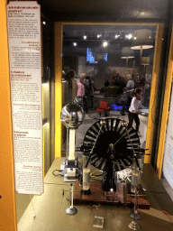 Wimshurst Electrical Machine at the Fenomena exhibition at the First Floor of the NEMO Science Museum, with explanation