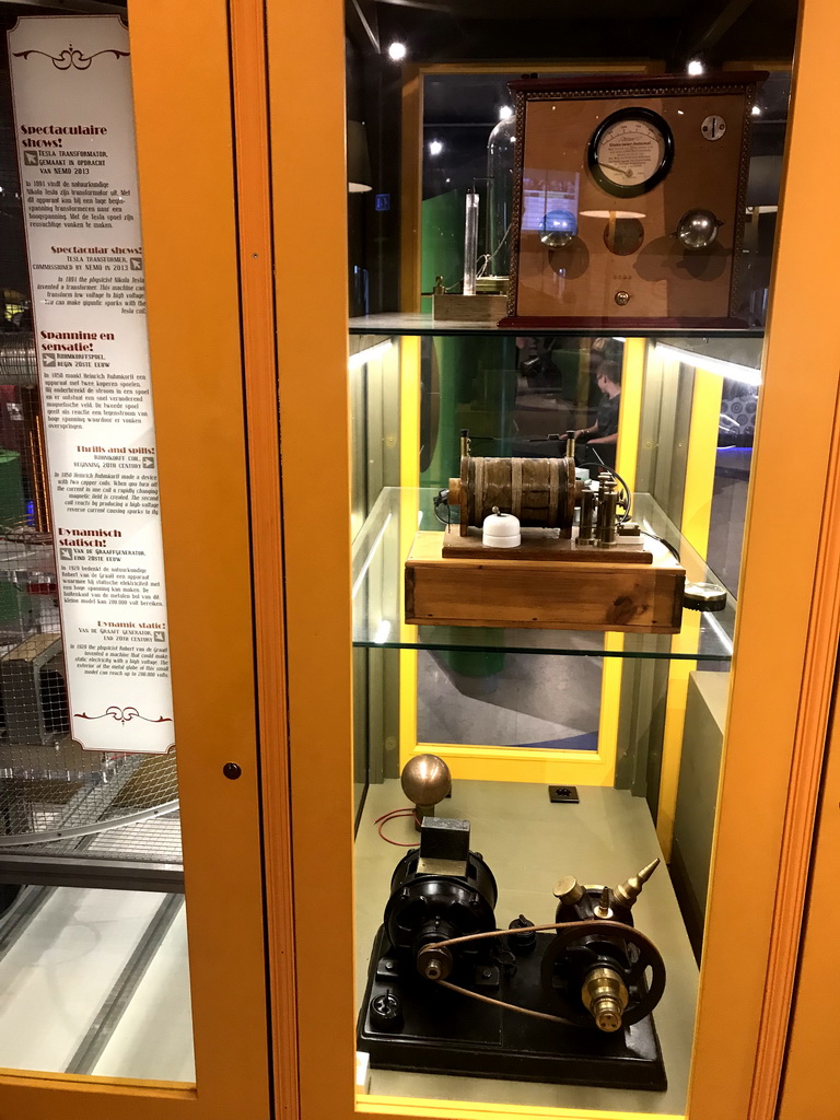Ruhmkorff Coil and Van de Graaff Generator at the Fenomena exhibition at the First Floor of the NEMO Science Museum, with explanation