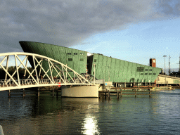 The Mr. J.J. van der Veldebrug bridge over the Oosterdok canal and the front of the NEMO Science Museum