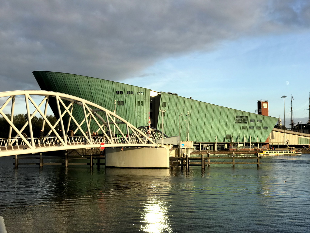 The Mr. J.J. van der Veldebrug bridge over the Oosterdok canal and the front of the NEMO Science Museum