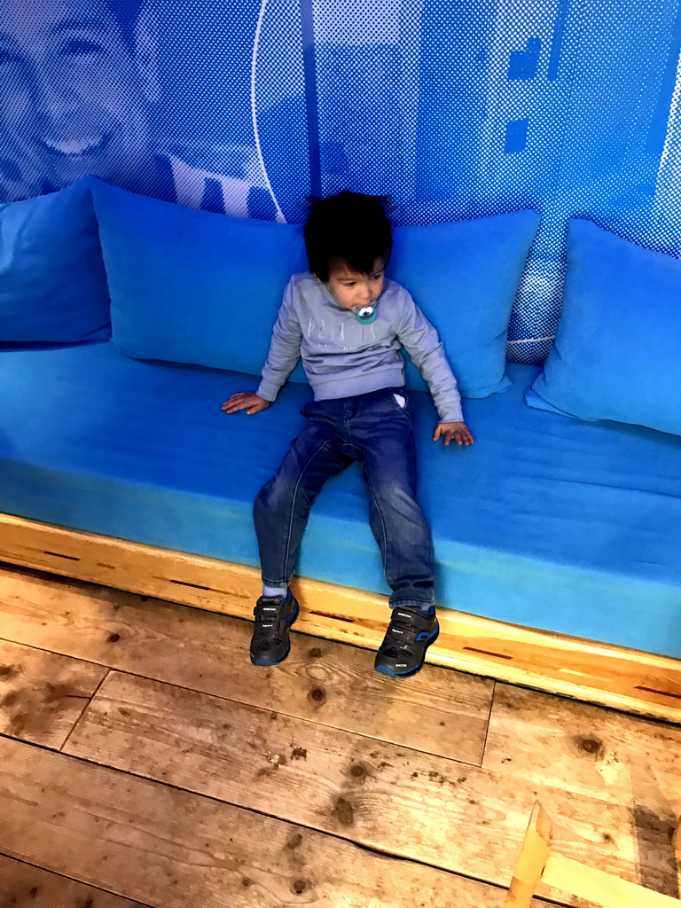 Max on a bench at the ZieZo Marokko exhibition at the Ground Floor of the Tropenmuseum